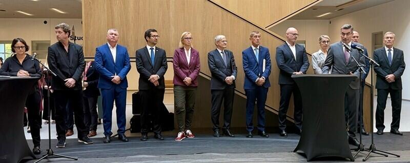 Dnešního slavnostního otevření se zúčastnili představitelé Univerzity Karlovy, vlády České republiky, Královéhradeckého kraje, města Hradce Králové, zhotovitelského konsorcia a další významní hosté.